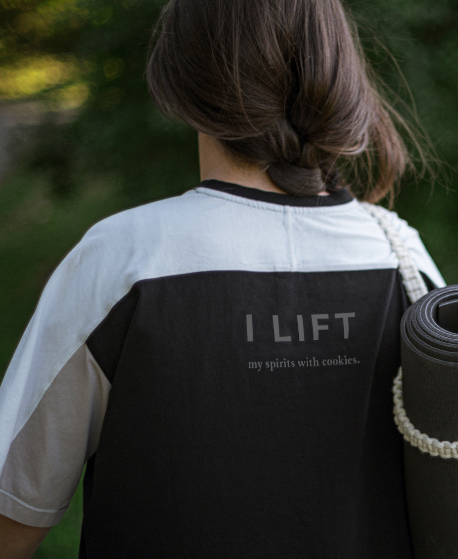 Kvinna i VIIVA Lifter t-shirt i bomull med trycket "I lift my spirits with cookies"